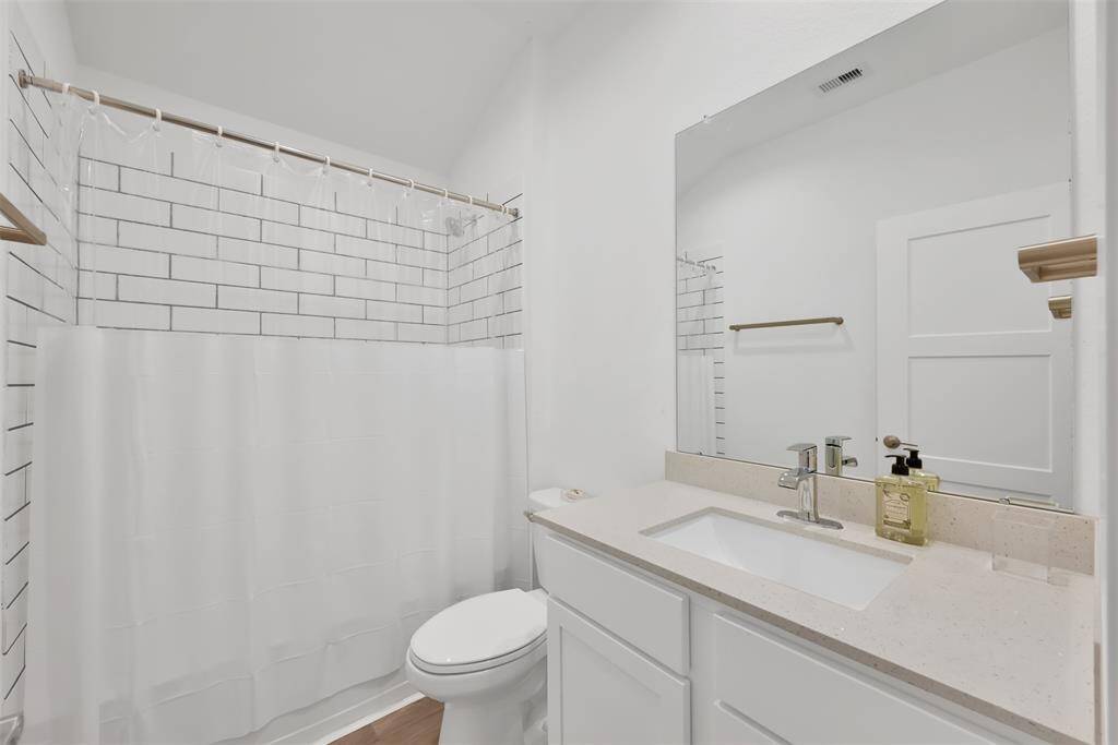Bathroom shared bu 2 back bedrooms