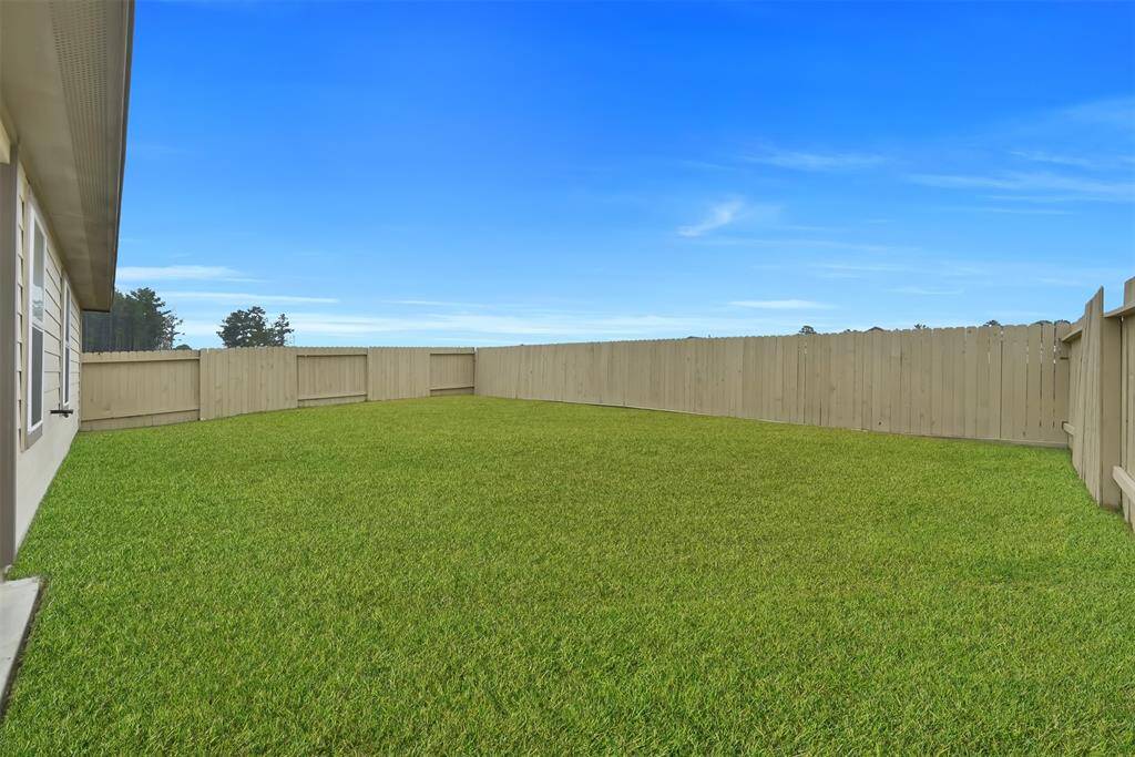 Large spacious backyard great for youngsters and pets