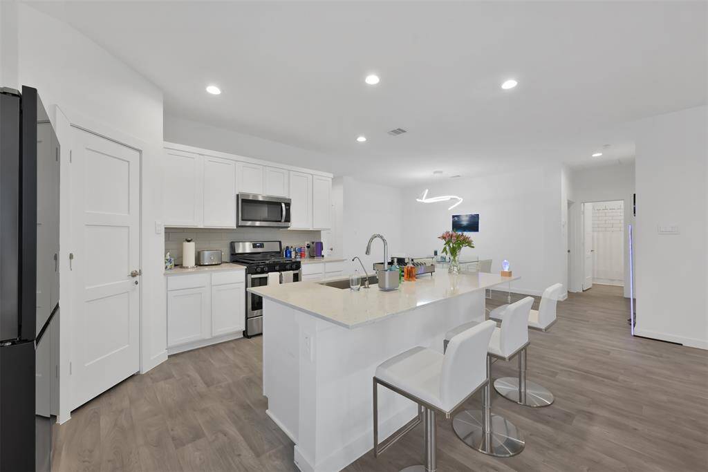 Large eat-in kitchen