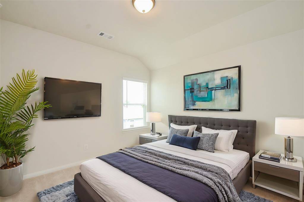 Discover this secondary bedroom that offers an abundance of natural lighting and ample space for decor.