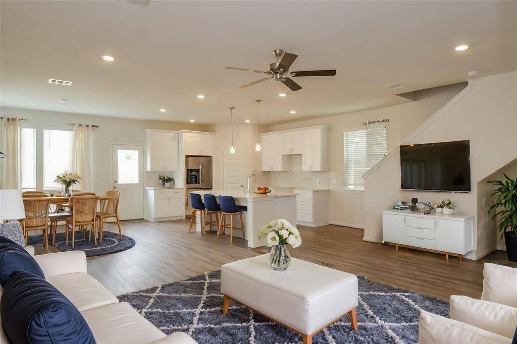 Discover this spacious living area.