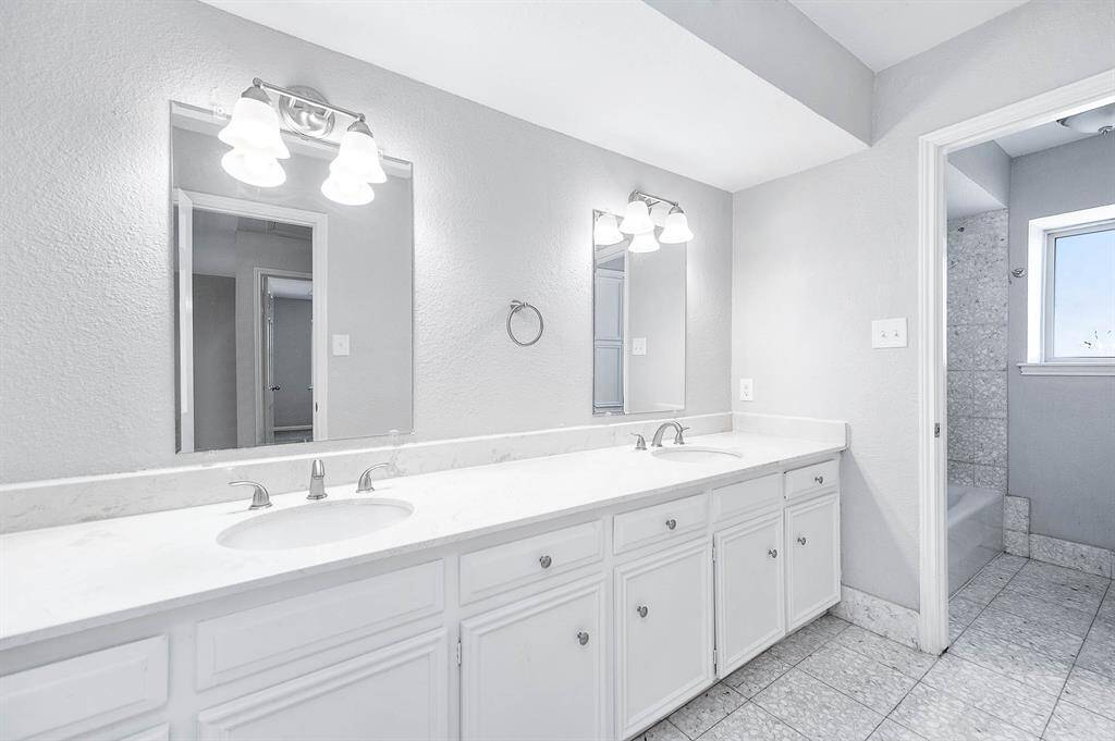 Bathroom (2nd floor)