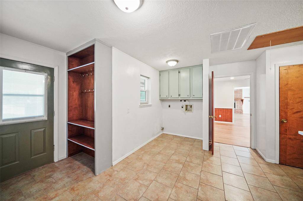 Huge mug room/laundry room with ample space for storage