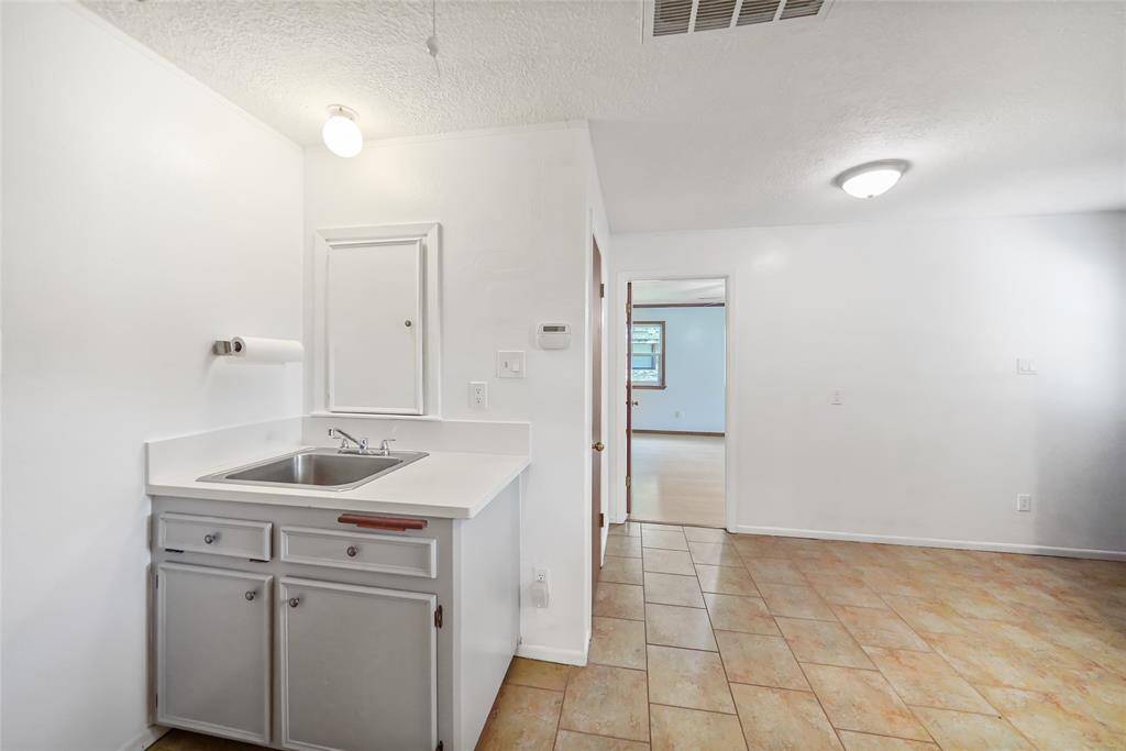 Laundry rooms with ample amount of space and dedicated sink.