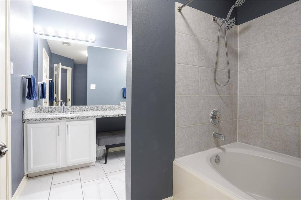 Unit B - Ensuite shower/tub combo.
