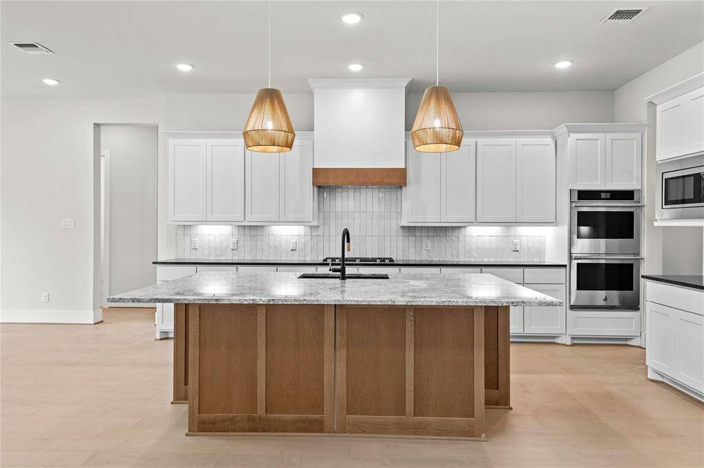 Displayed photo represents a comparable floorplan and is not of the actual property