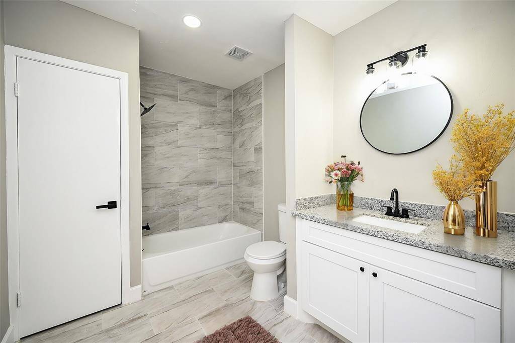 Discover this stunning bathroom that perfectly balances style and functionality, making it the ideal oasis for relaxation.