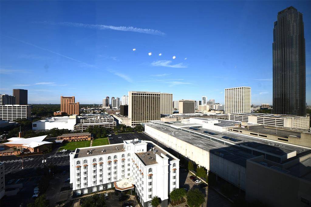 Spectacular North views from 17th floor