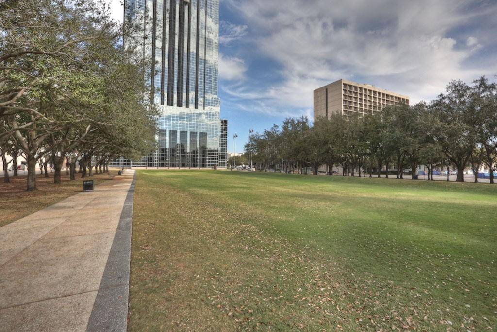 1 block walk to the Wall of Water Fountain and park