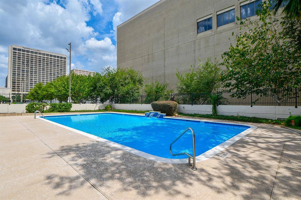 Oversized pool (55') with fountain
