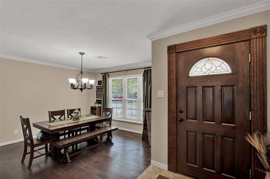 Impress them with your great style and taste as they are welcomed in past the dining room.