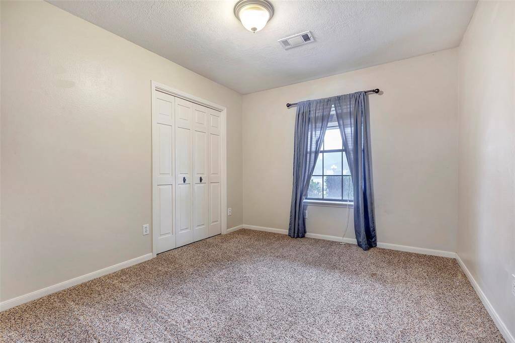 Kitchen to breakfast area