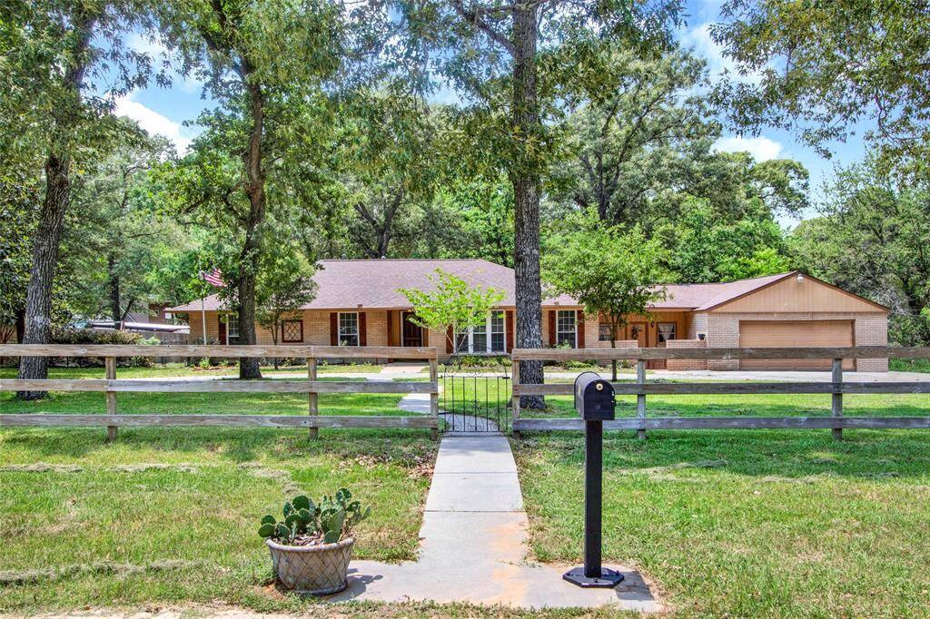 Extend a welcome to your guests from the convenient circle driveway.