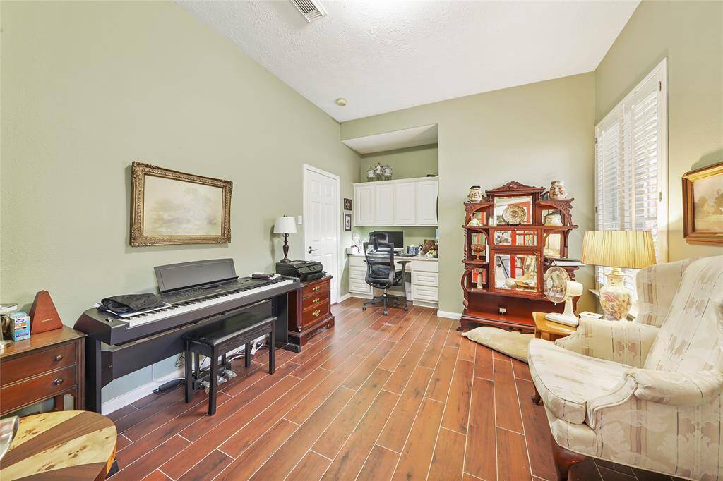 View of the office - can be converted into a bedroom.