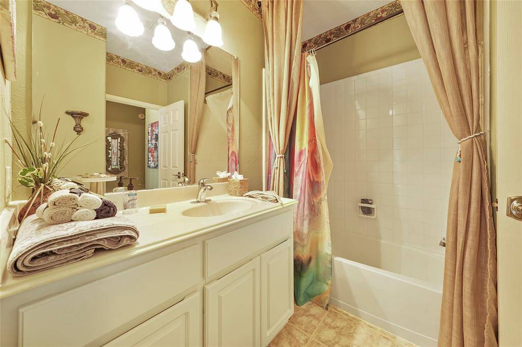 Guest bathroom with tub/shower combo
