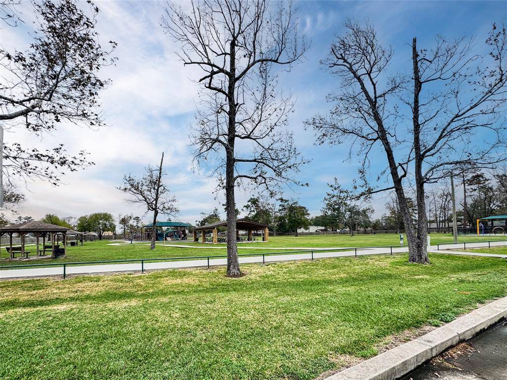 Community Park, Splash Pad, and Basketball courts.