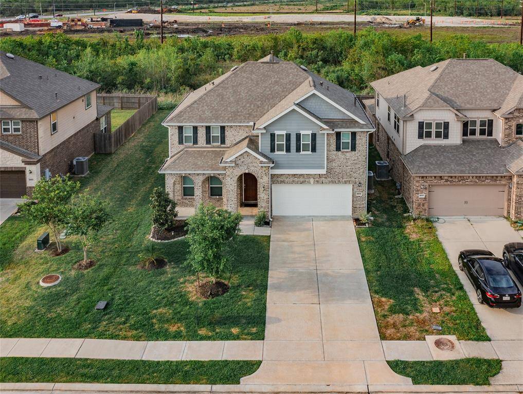 this shows you the green space the long driveway you could easily park 4 cars in driveway