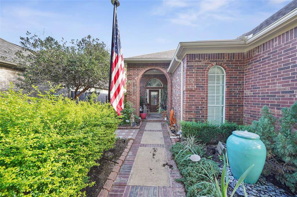 Perfectly landscaped walk way to front door