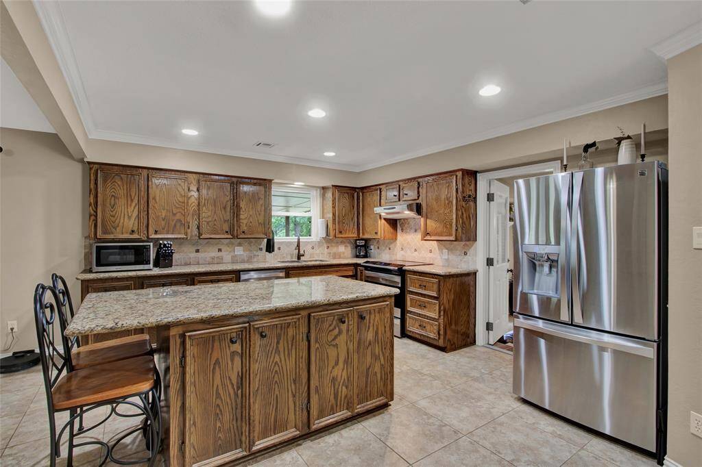 Stainless steel appliances. Custom cabinet pulls.