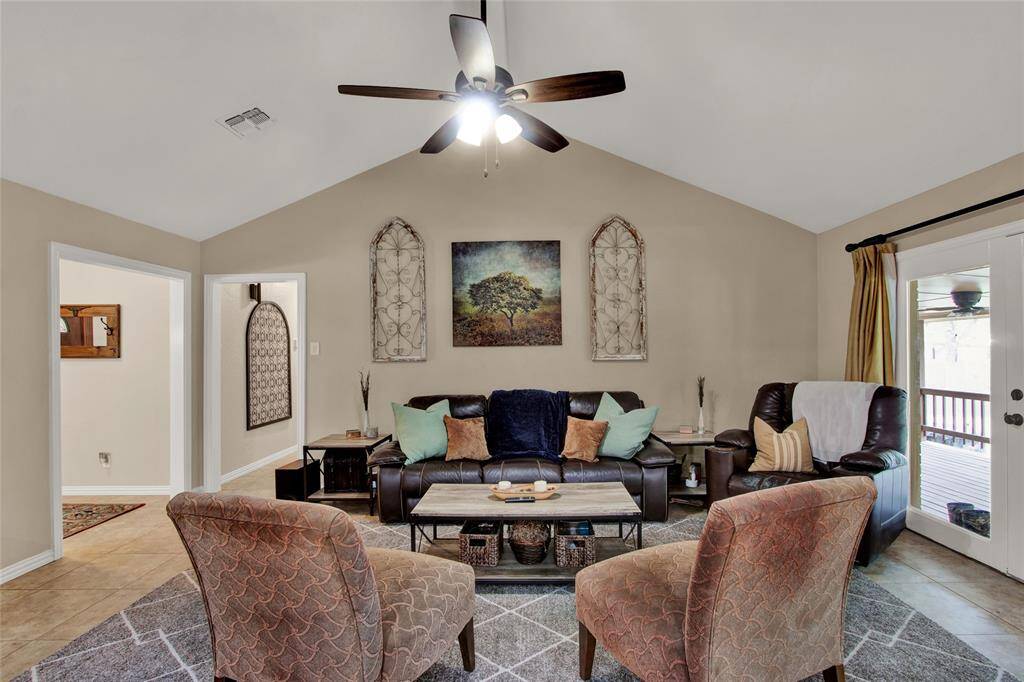 Newly renovated open floorplan with great features throughout!