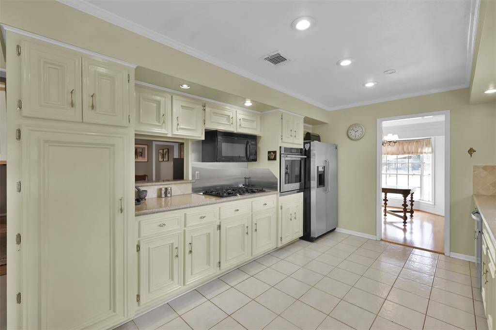 Features ample cabinetry, stainless steel appliances, and a gas cooktop.