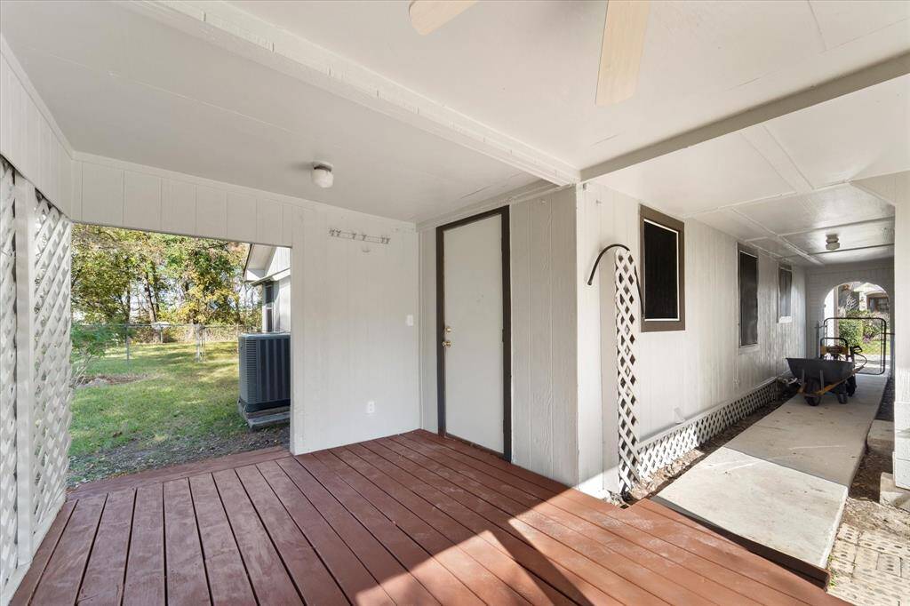 Covered deck in the backyard! Perfect for enjoying your morning coffee, evening glass of wine or BBQ with family and friends.