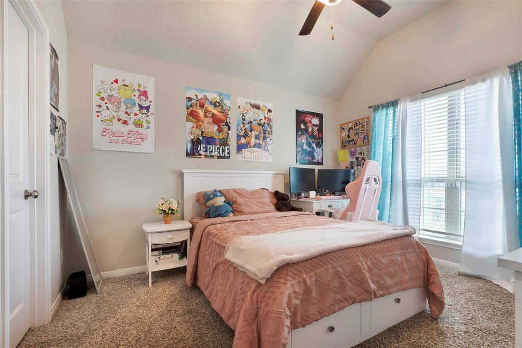 Front bedroom with En-suite bath