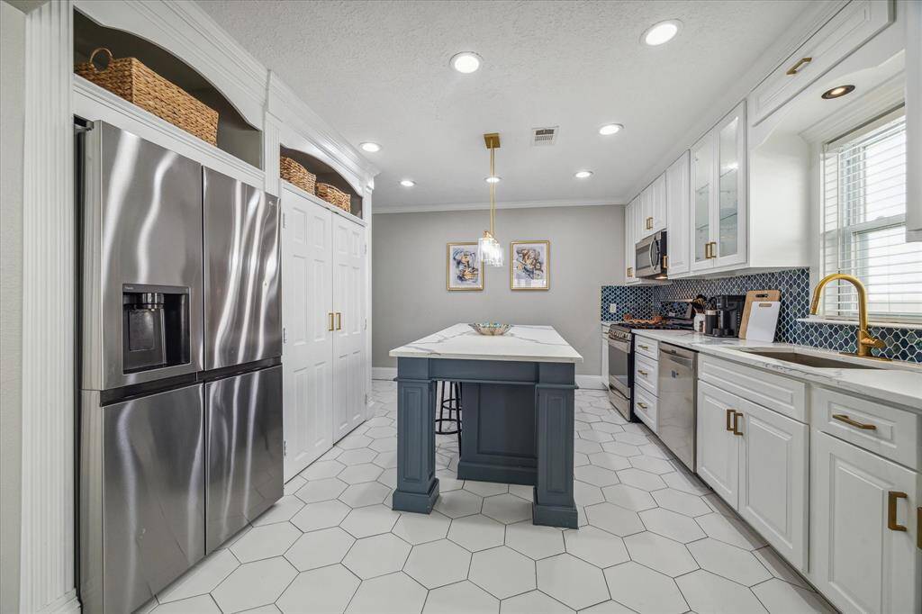 Fully renovated kitchen, with beautiful and spacious island.