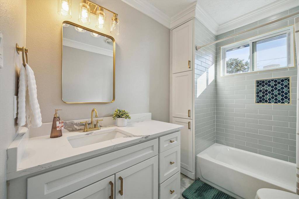 Bathroom located between 2 bedrooms