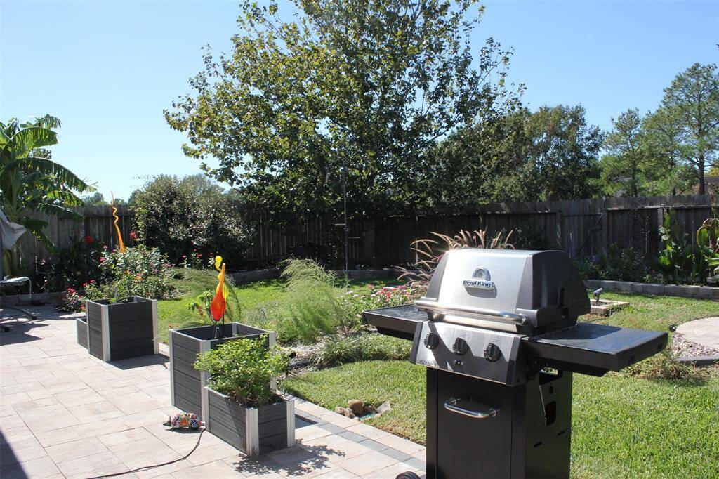 BBQ Pit and Everything here stays with the Home