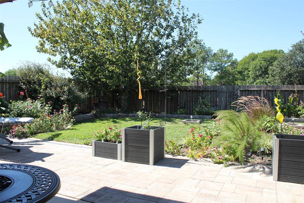A Garden Oasis with a Tropical Feel