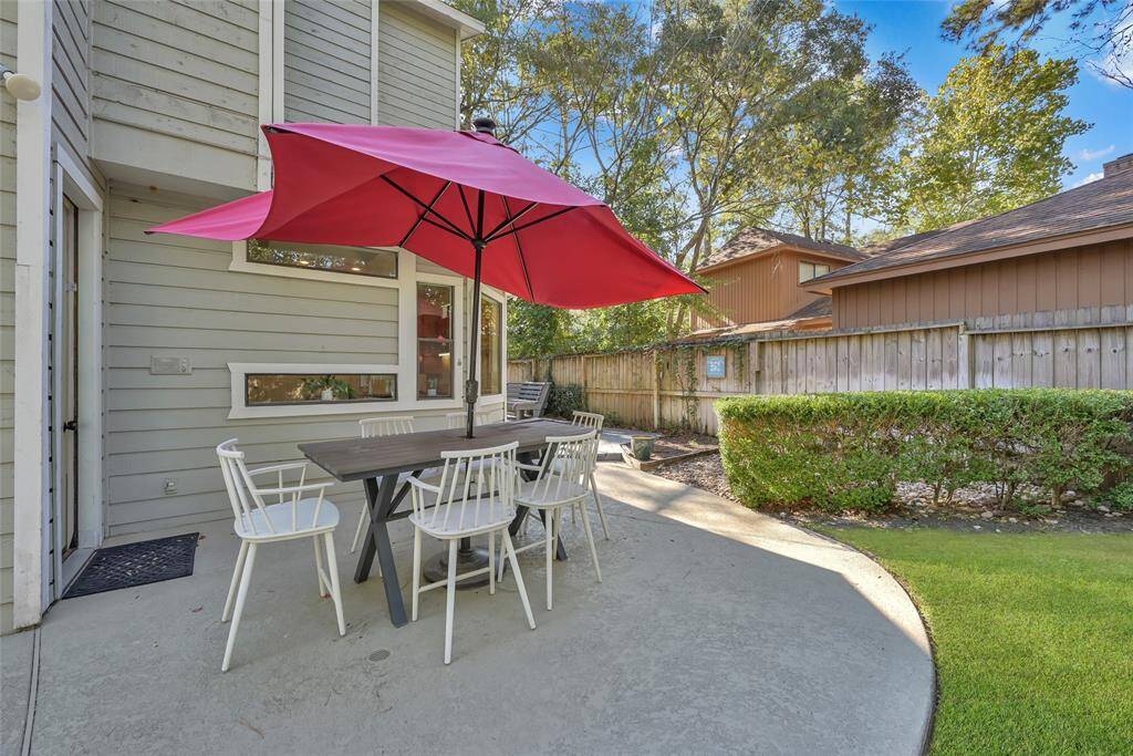 Walk outside from the dining room for dinner under the stars, or having lunch by the pool.
