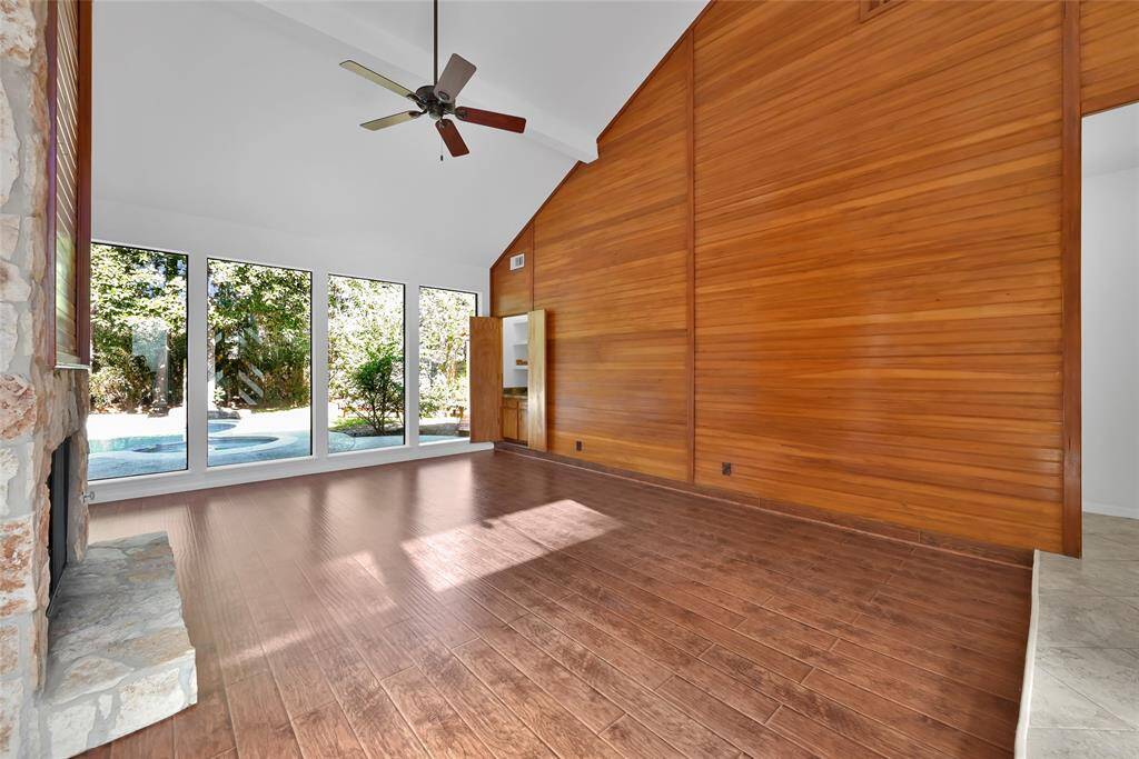 Just look at those windows, allowing the outside to paint the most beautiful landscaped photos.