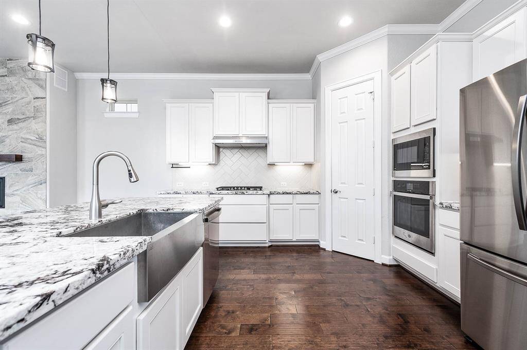 Oversized stainless steel farmhouse sink.