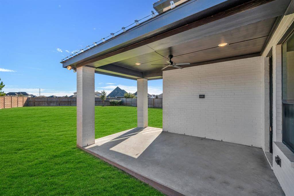 Covered patio perfect for entertaining!