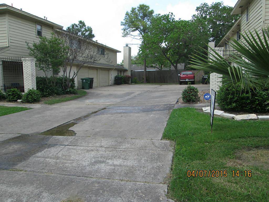 Nice  wide driveway for easy ingress/egress. OK to park boat or trailer too.
