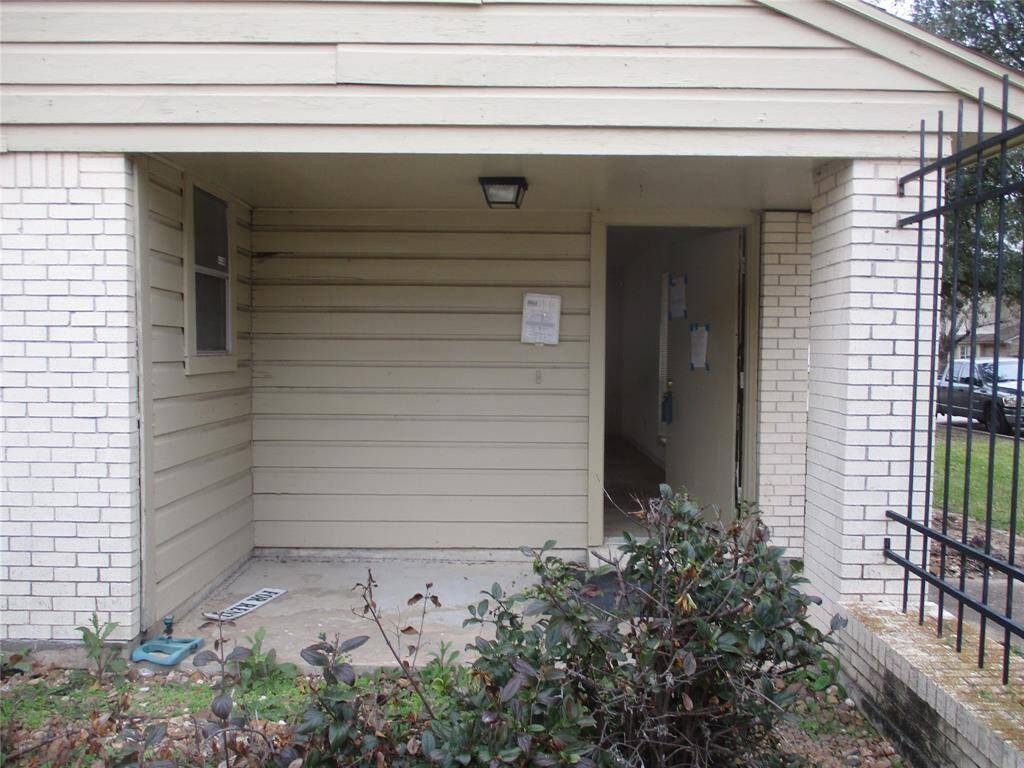 Covered patio/entryway great for hanging out