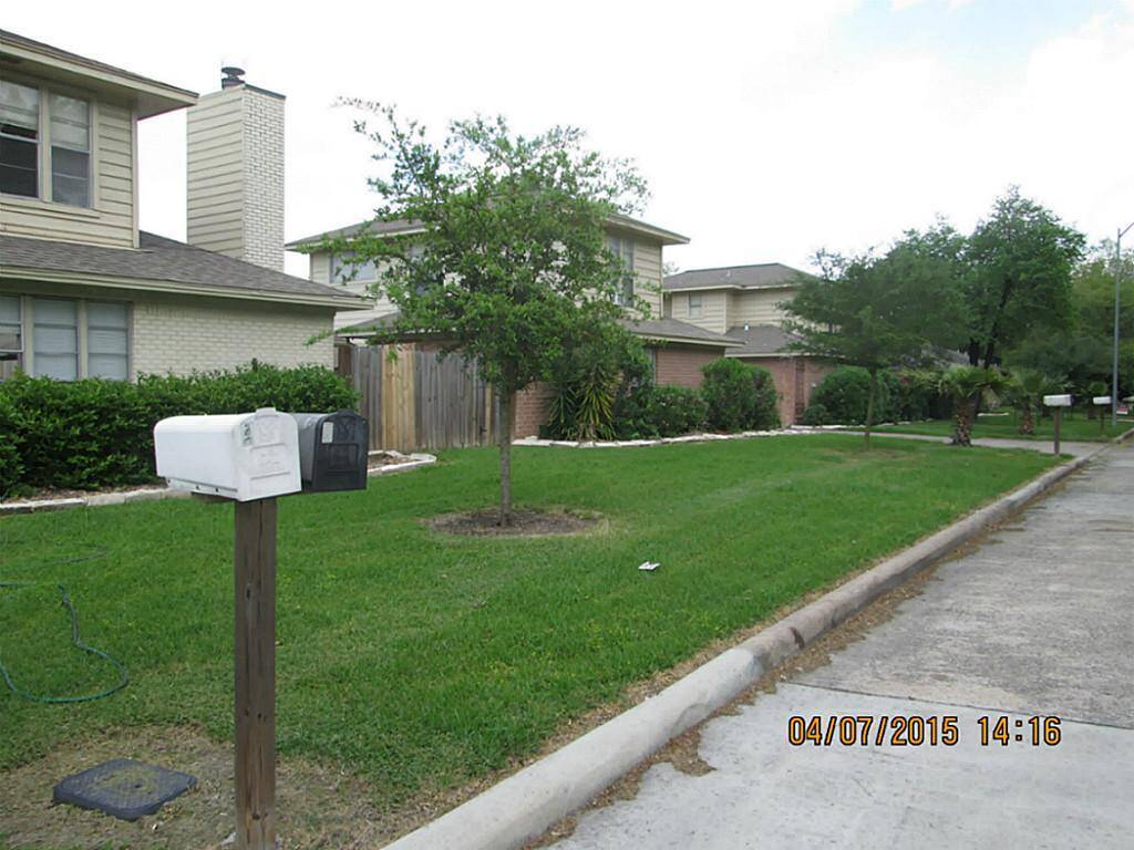 Looking down the culdesac. Landlord mows the yard for you.