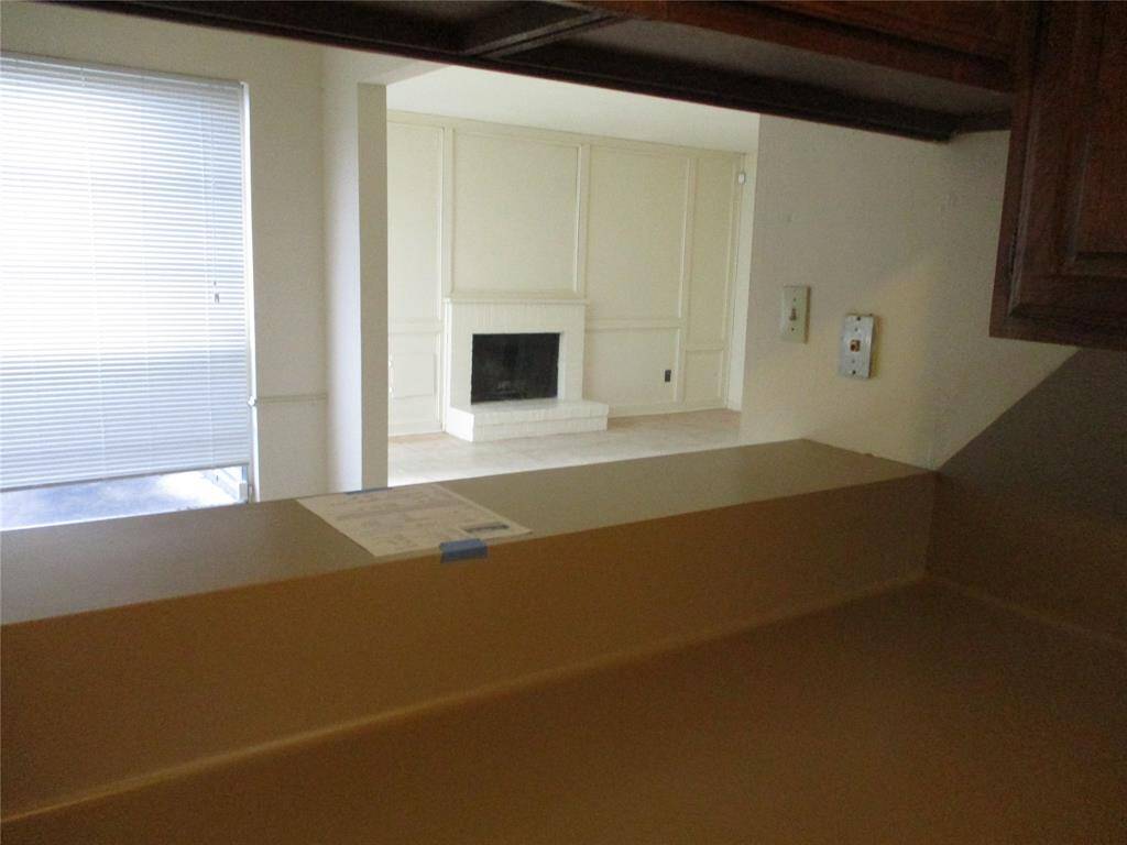 passthru/breakfast bar from kitchen