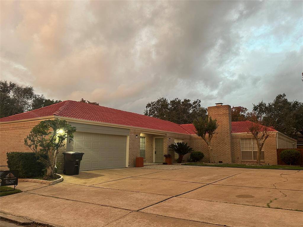 Spacious parking w/2 car garage