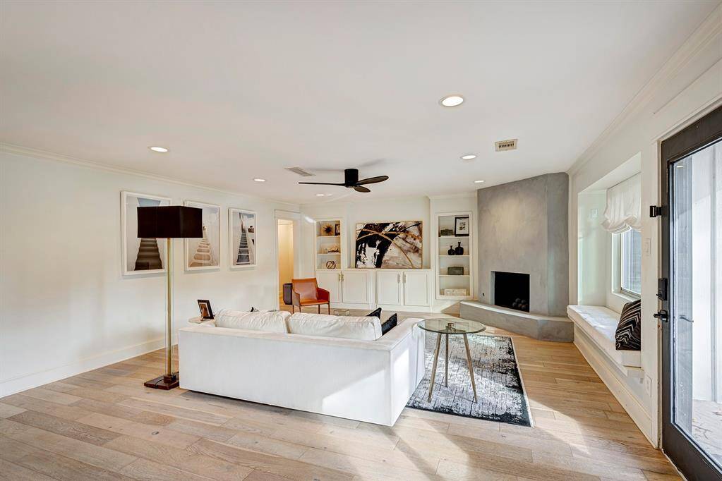 Grand windows lets in a natural light galore; bench seat;; modern ceiling fan. Beatufiul fireplace with hearth