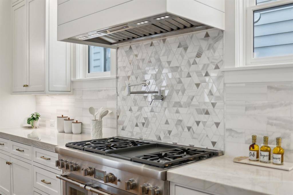 Take some pride preparing your meals with this beautiful six burner Thermador Stove/Oven and pot filler.