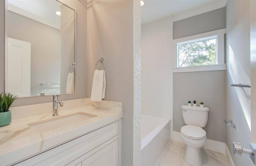 Full Bath in the Garage apartment