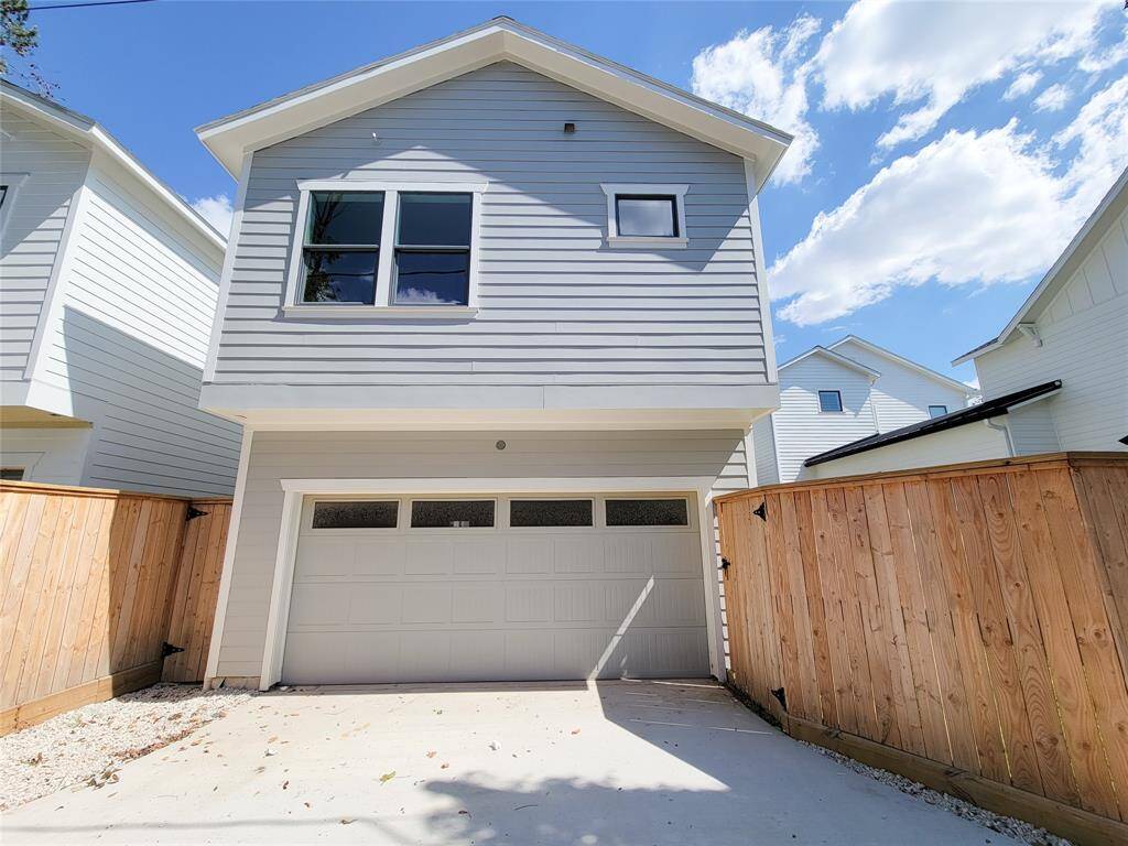 The back of the Garage and apartment has alley access.