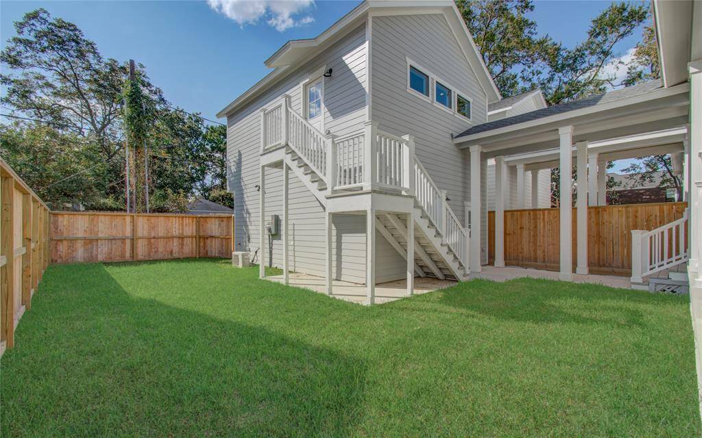 Nice size back yard ready for kids to run and play.