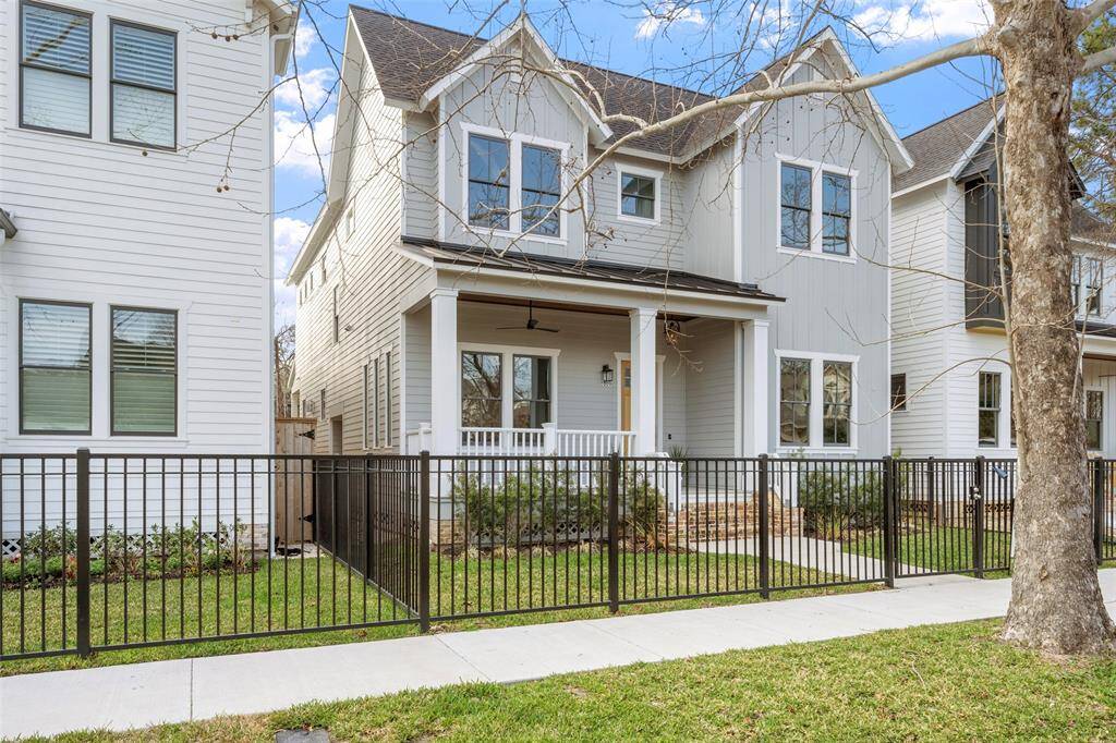 Experience luxury living in this Completed New Construction Ansari Home. Located in the Heart of the Houston Heights. Ready for immediate occupancy.