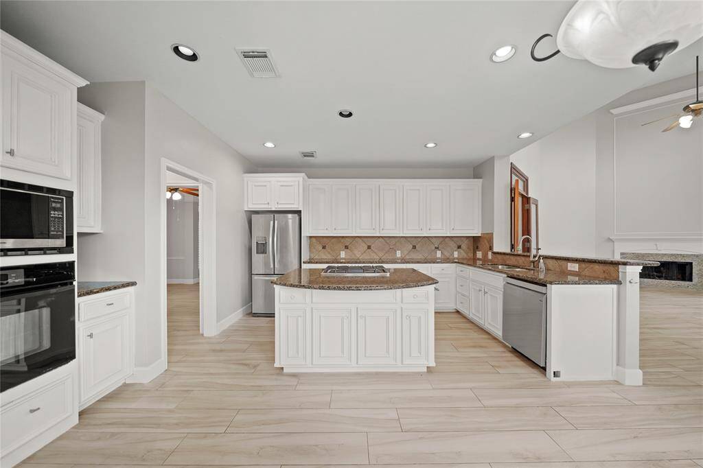 Open Plan Kitchen with access to Butler's Pantry, Formal Dining and Family Room