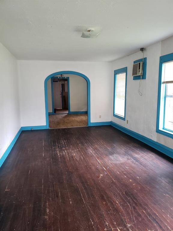 413 W. HUMBLE LIVING ROOM