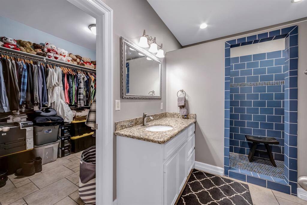 Yes this owners suite has a huge walk-in closet with tile flooring, granite sink, and custom tile shower