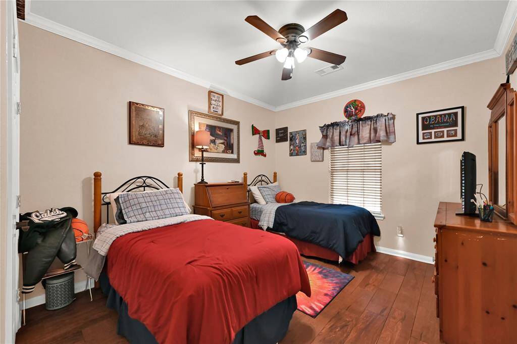 Secondary bedroom